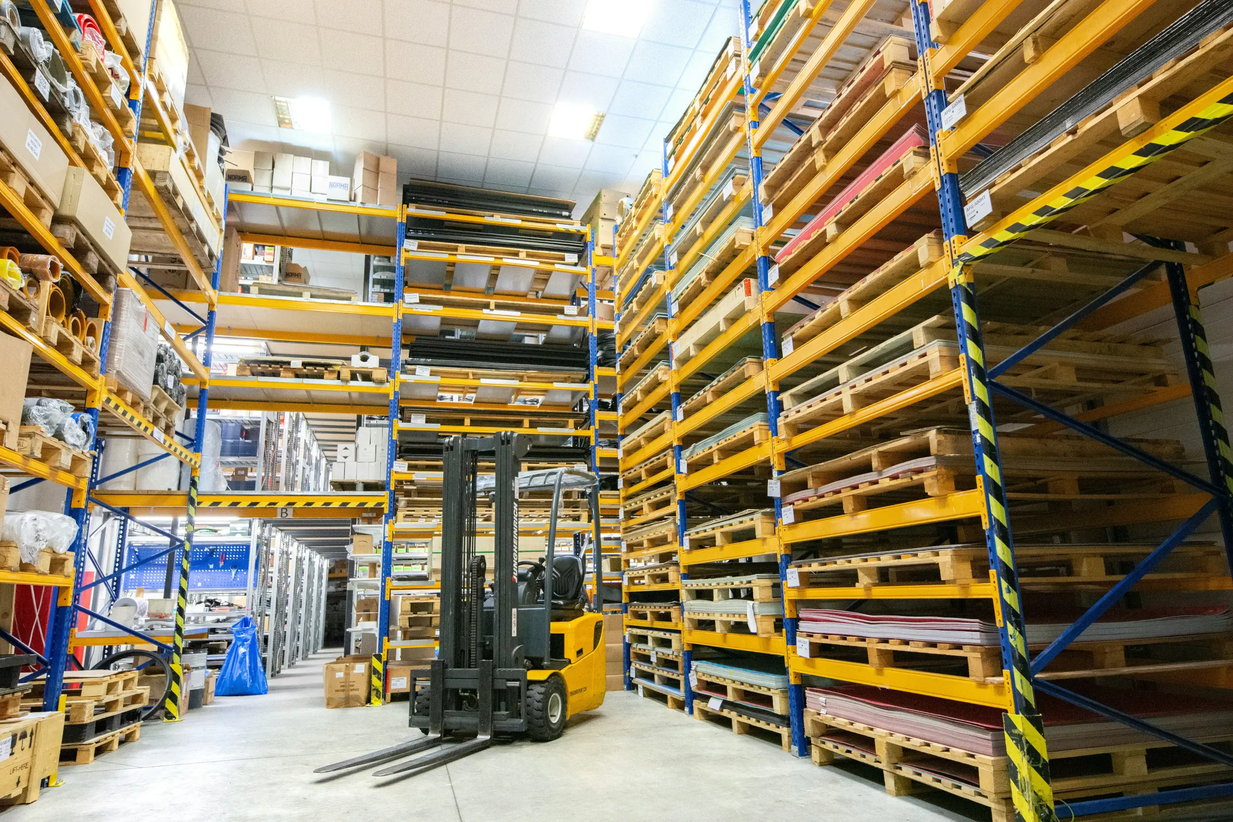 IL TUO STOCK, AL SICURO
Magazzinaggio organizzato, tecnologico e controllato